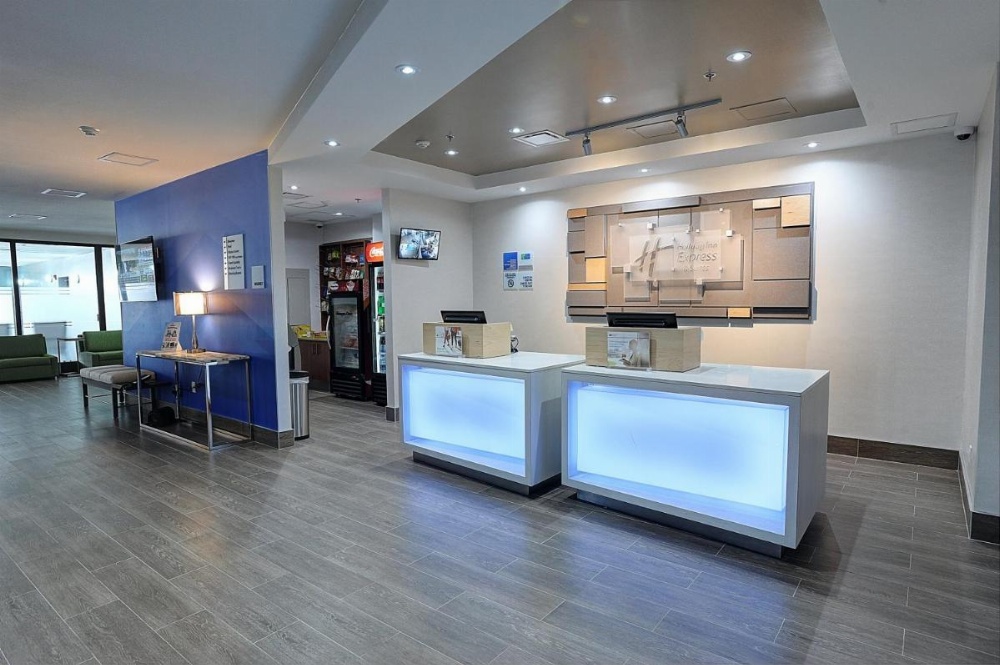 Holiday Inn Express & Suites TORONTO AIRPORT WEST Image 11