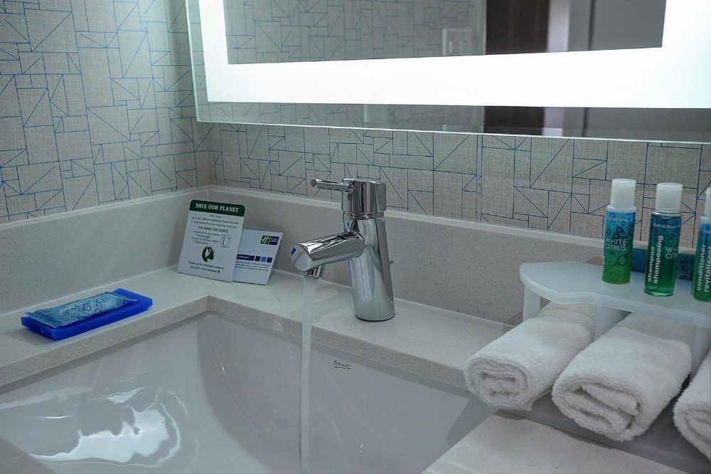 Holiday Inn Express & Suites TORONTO AIRPORT WEST Main image